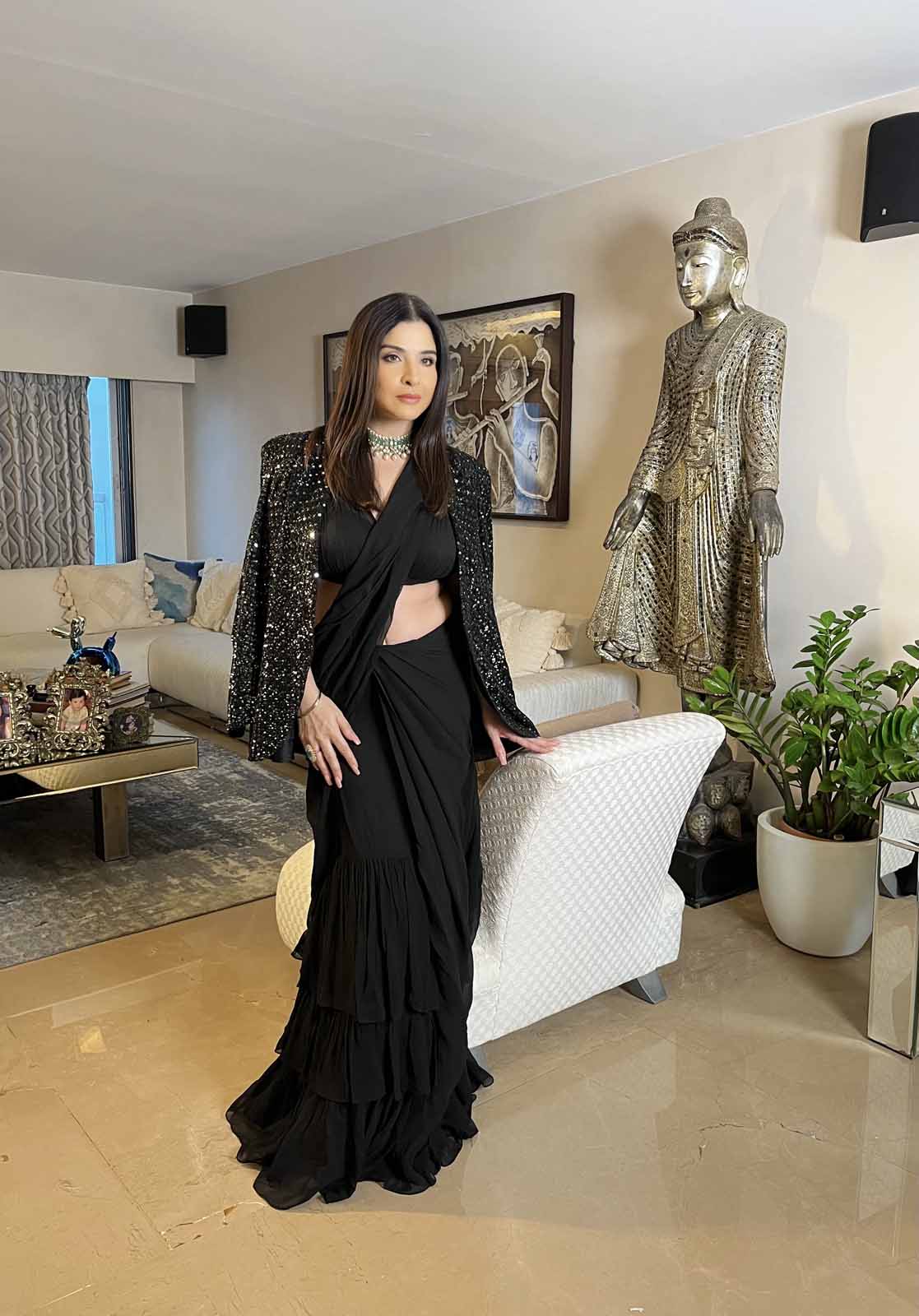 Premium Photo | Professional 40s woman in saree and blazer blending  elegance and modernity