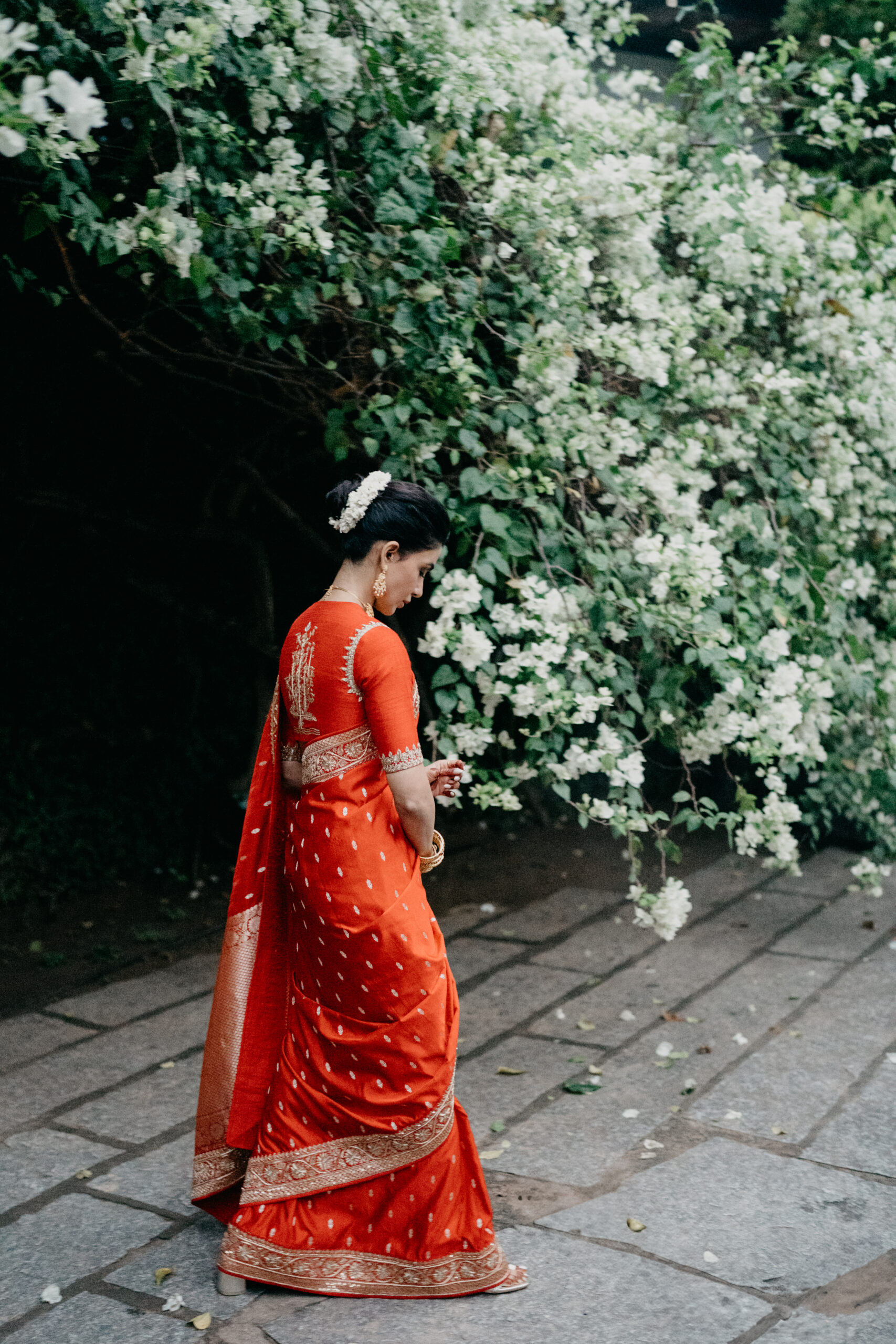 Red & beige gold hand embroidered banarasi sari set - Image 3