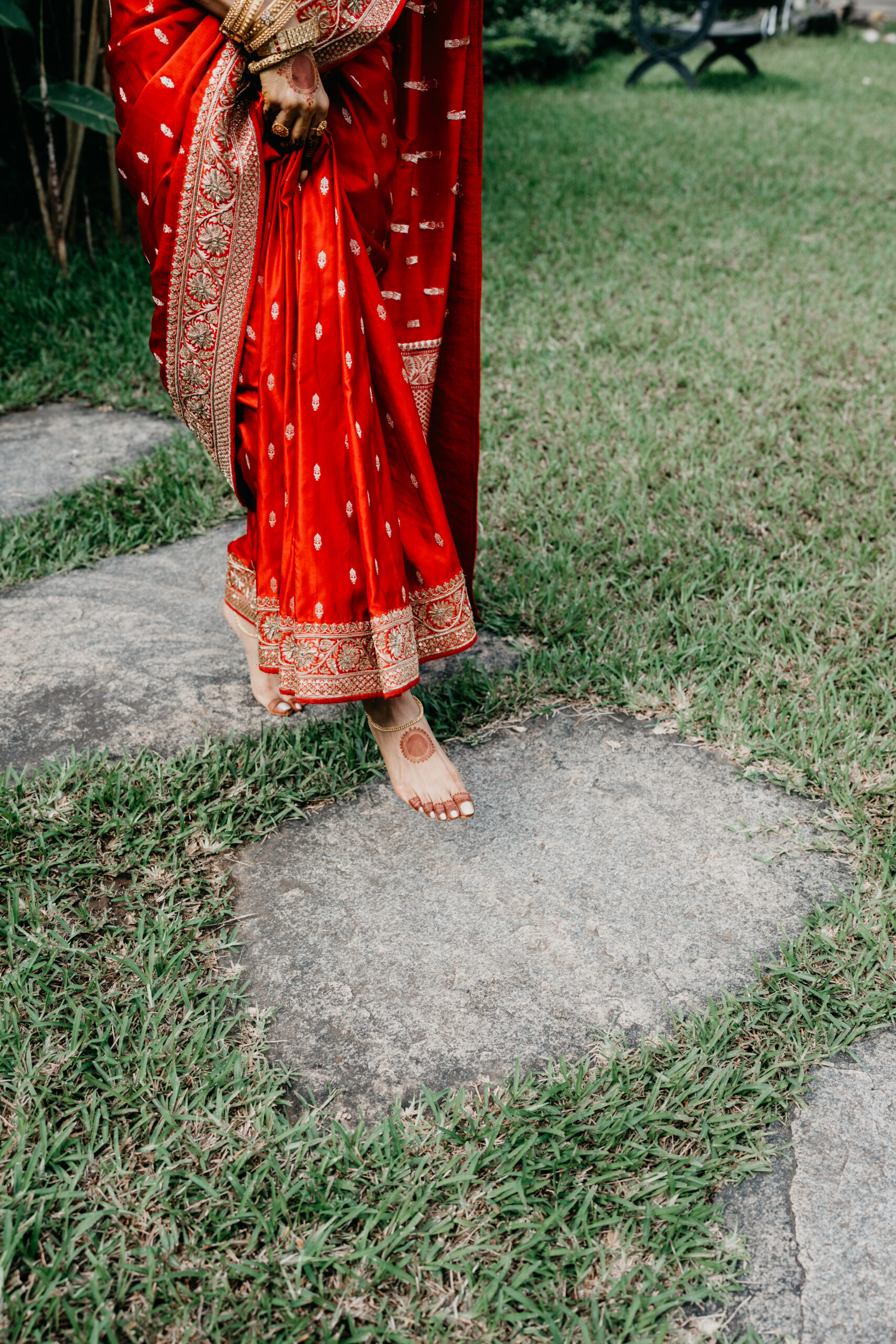 Red & beige gold hand embroidered banarasi sari set - Image 4
