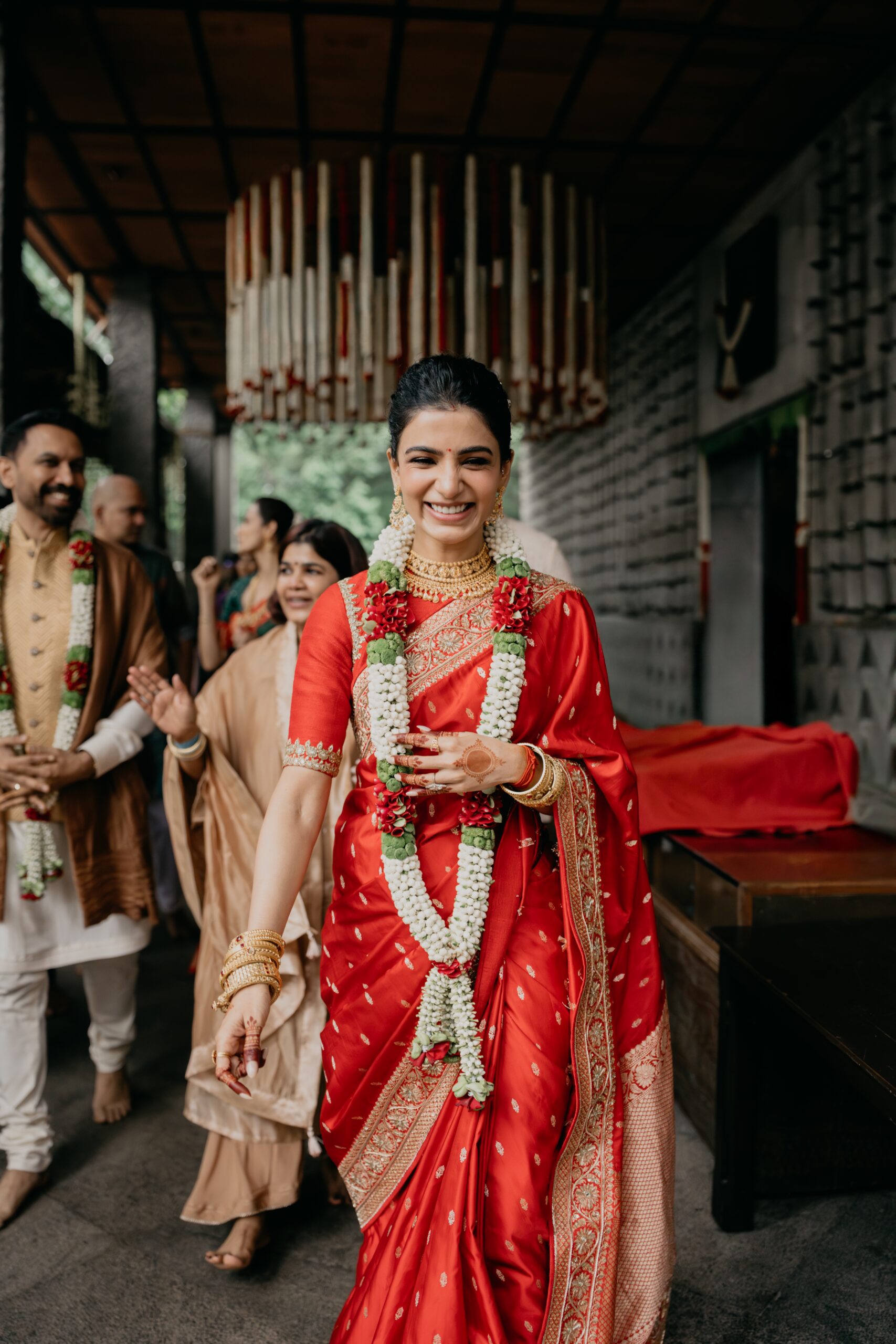 Red & beige gold hand embroidered banarasi sari set - Image 2