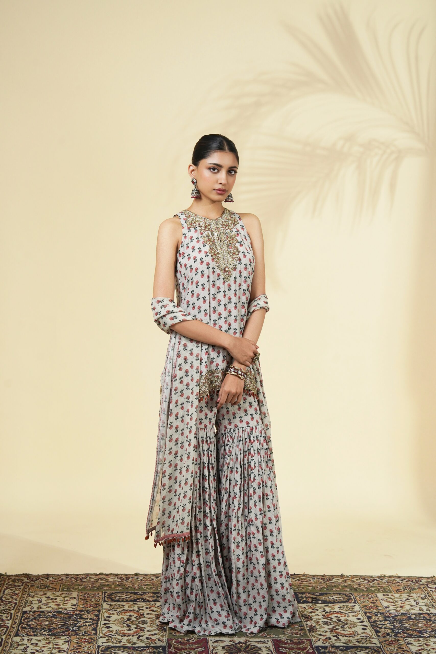 Vintage rose butti print short kurta & gharara set - Image 3