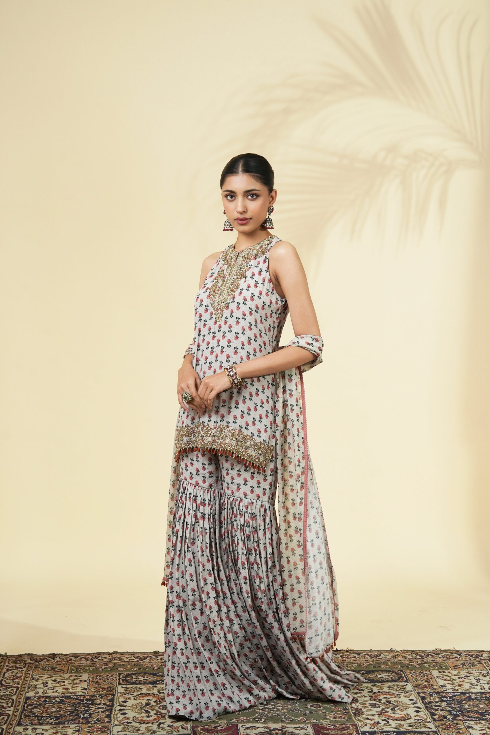 Vintage rose butti print short kurta & gharara set - Image 2