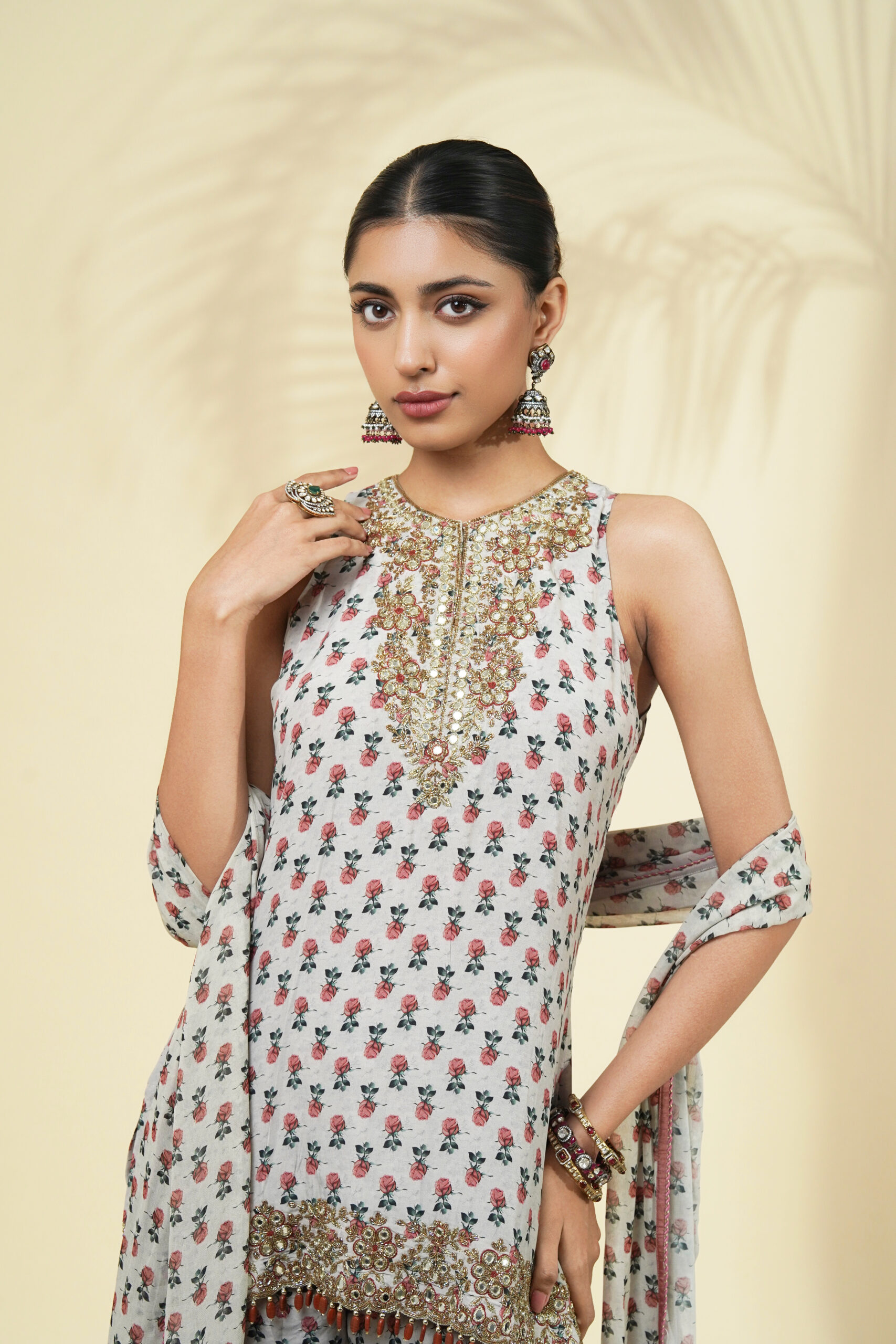 Vintage rose butti print short kurta & gharara set - Image 5